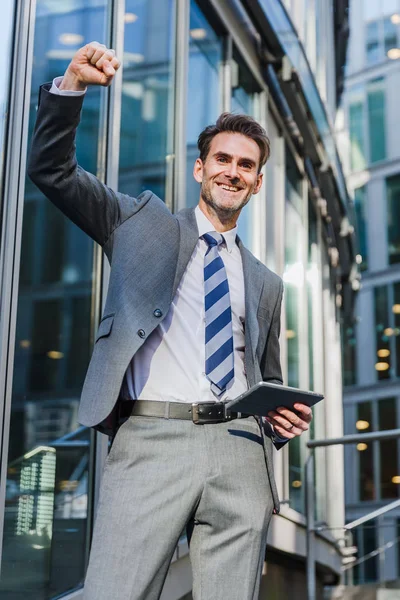 işadamı bir ofis kazanan poz binası önünde duruyor