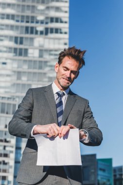 kızgın işadamı belgeleri parçalar halinde rips.