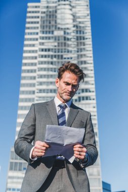 işadamı belgeleri okurken kızgın