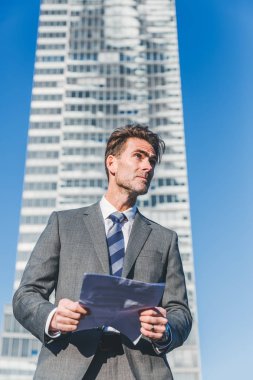 işadamı belgeleri okurken kızgın