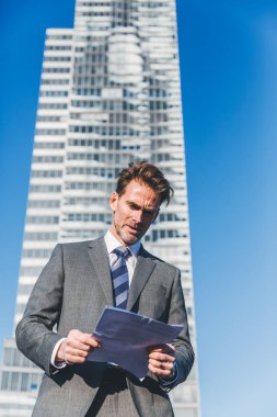 işadamı belgeleri okurken kızgın