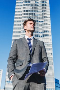 işadamı belgeleri okurken kızgın