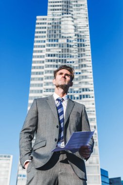 işadamı belgeleri okurken kızgın