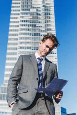 işadamı belgeleri okurken kızgın