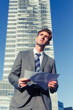 işadamı belgeleri okurken kızgın