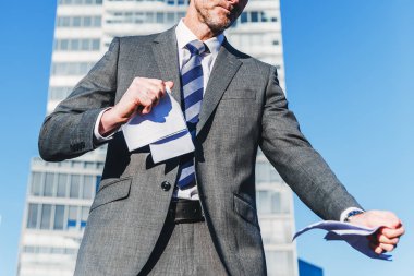 kızgın işadamı belgeleri parçalar halinde rips.