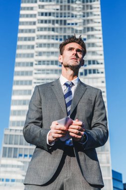 kızgın işadamı belgeleri parçalar halinde rips.