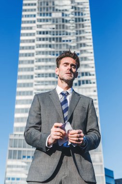 kızgın işadamı belgeleri parçalar halinde rips.