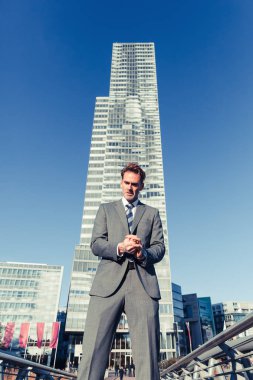 kızgın işadamı belgeleri crumples