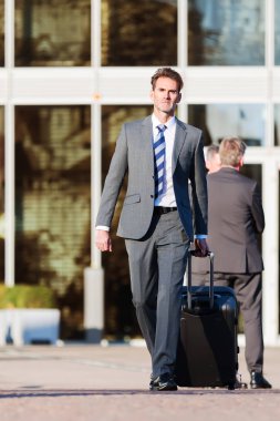 işadamı bir tramvay çanta ile yürüyor