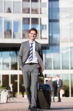 işadamı bir tramvay çanta ile yürüyor