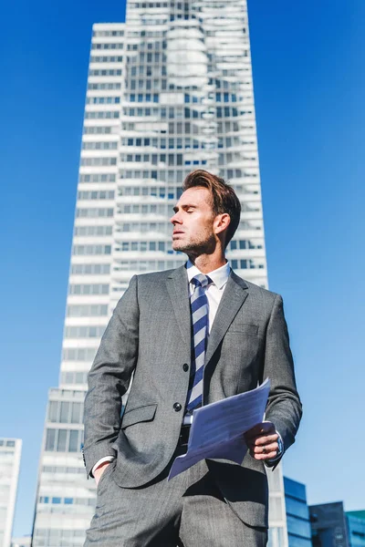 işadamı belgeleri okurken kızgın