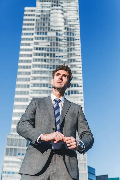 kızgın işadamı belgeleri parçalar halinde rips.