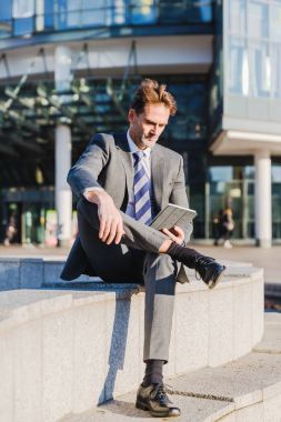 işadamı bir dinlenme yapar ve bir tablet ile çalışır