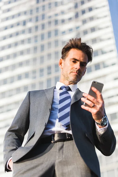 Retrato de un hombre de negocios que maneja un teléfono celular —  Fotos de Stock