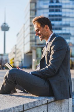 işadamı bir dinlenme yapar ve bir tablet ile çalışır