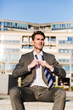 işadamı kravatını çeker