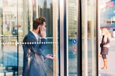 işadamı kulaklık ile bir ofis binası dışında gelir
