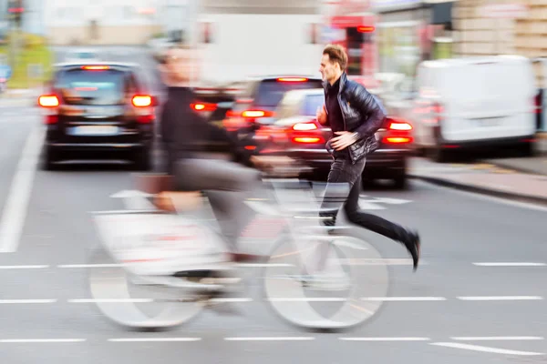 Homem corre sobre a rua — Fotografia de Stock