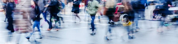 Escena de la calle invernal en la ciudad con la gente cruzando una calle — Foto de Stock