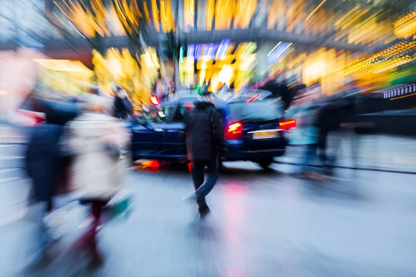 Escena de la calle en la ciudad al atardecer con efecto zoom —  Fotos de Stock