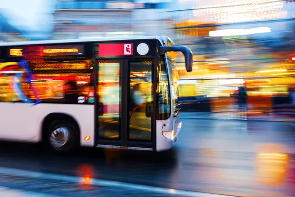 Conducir autobús en la ciudad por la noche — Foto de Stock