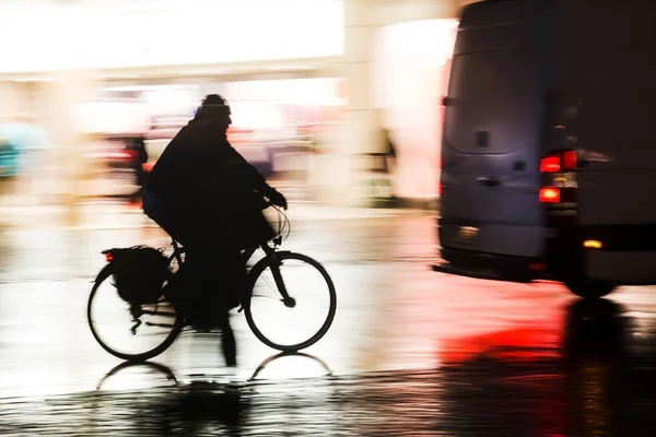 Silhouette d'un cycliste la nuit — Photo