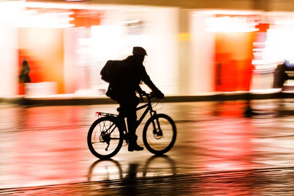 Silhouette of a bicycle rider at night — Stock Photo, Image