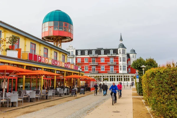 Lifted cafe at the promenade in Zinnowitz, Usedom, Germany — Stock Photo, Image