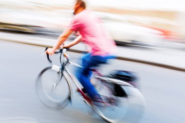 Bisiklet binici bir sokakta Hareket Bulanıklığı