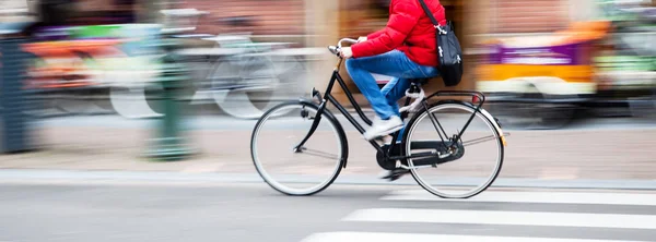 Bisiklet binici şehrin içinde devinim blur — Stok fotoğraf
