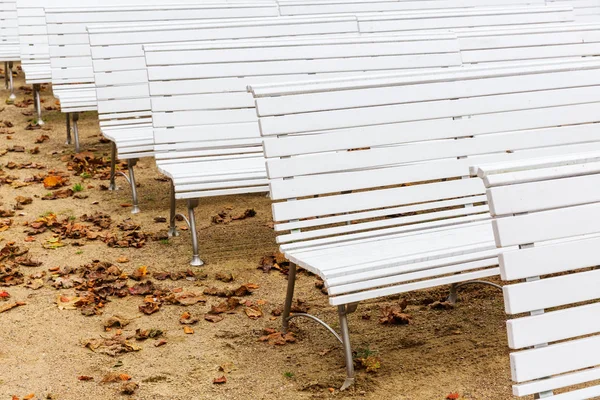 Rangée de bancs blancs lors d'un événement extérieur — Photo