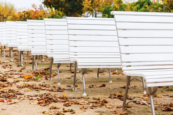 Row of white benches at an outdoor event — Stock Photo, Image