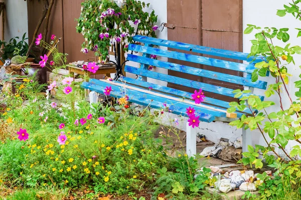 Scena tranquilla di una panchina blu — Foto Stock