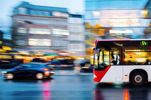 Şehir trafiğinde otobüs hareket bulanıklığında — Stok fotoğraf