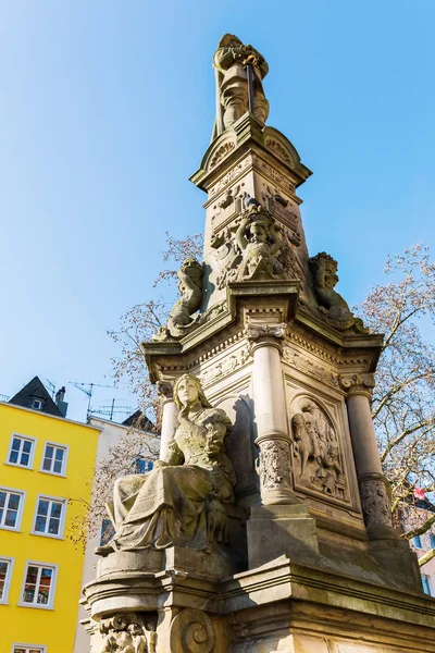Monumento histórico de uma fonte em Colônia — Fotografia de Stock