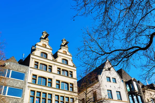 Старые здания на Старой Рыночной площади в Кёльне — стоковое фото