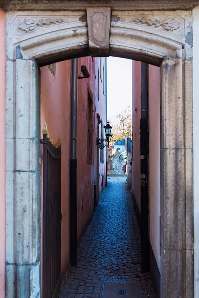Porta de entrada para um beco na cidade velha de Colônia — Fotografia de Stock