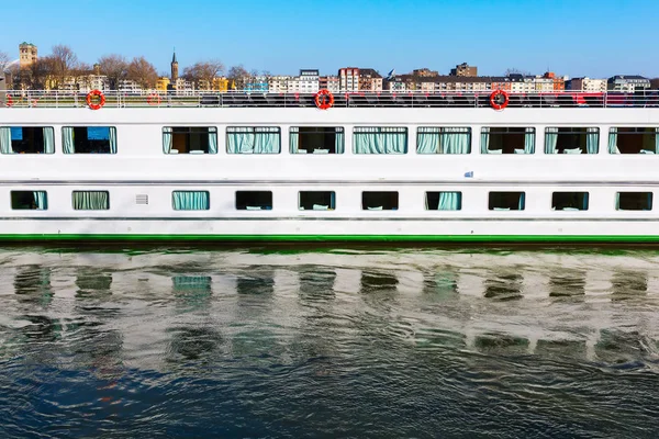 Kryssningsfartyg på Rhen i Köln — Stockfoto