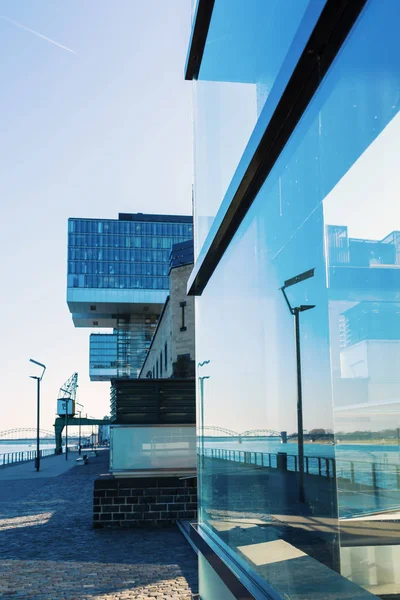 Immeubles de bureaux le long du Rheinauhafen à Cologne — Photo