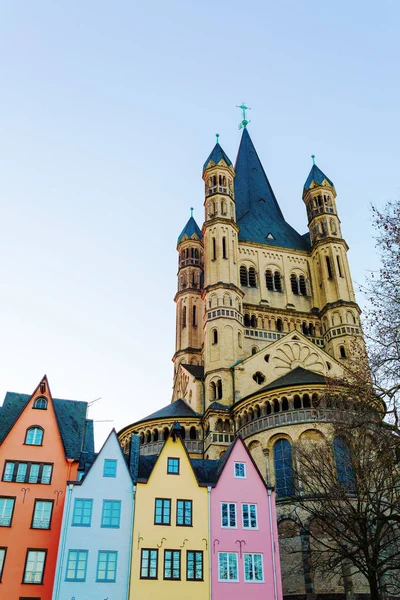 Bâtiments anciens avec Gross St. Martin à Cologne — Photo