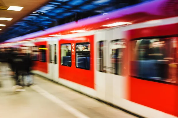 Tren en un ferrocarril en movimiento desenfoque — Foto de Stock