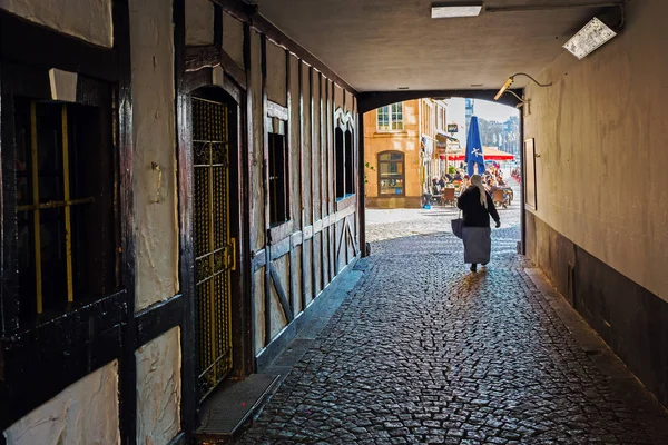 Doorgang naar de Heumarkt in de oude stad van Keulen, Duitsland — Stockfoto