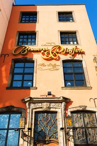 Fachada do pub Paeffgen na cidade velha de Colónia, Alemanha — Fotografia de Stock