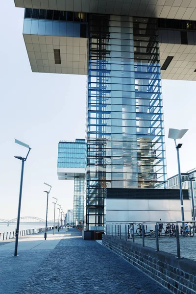 Beroemde kraan huizen op de Rheinauhafen in Keulen, Duitsland — Stockfoto