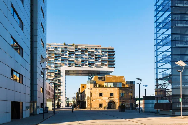 Slavný jeřáb domy v Rheinauhafen v Kolíně nad Rýnem, Německo — Stock fotografie