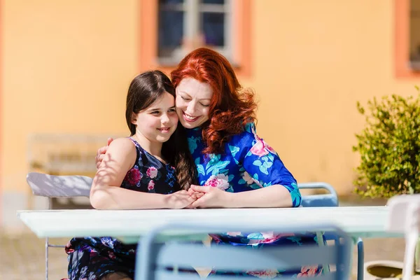 Madre e hija juntas en un café al aire libre — Foto de Stock