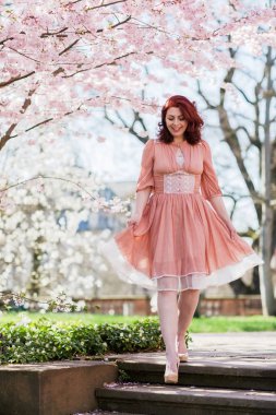 güzel kadın merdivenlerde yürür