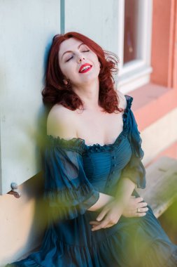 bir bankta bir kadının sahne seyir vintage