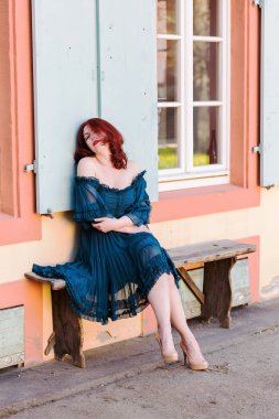 bir bankta bir kadının sahne seyir vintage